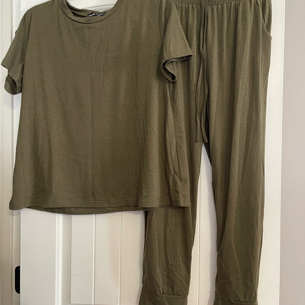 SHEIN Olive Green Casual Tee and matching pants loungewear women 8/10